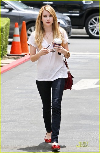  Emma Roberts picks up a cup of coffee from Coffee 콩 & 차 Leaf in Los Angeles