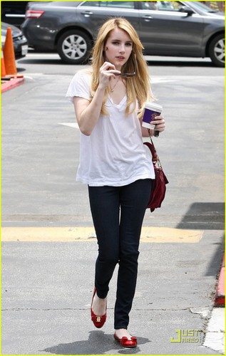 Emma Roberts picks up a cup of coffee from Coffee feijão & chá Leaf in Los Angeles