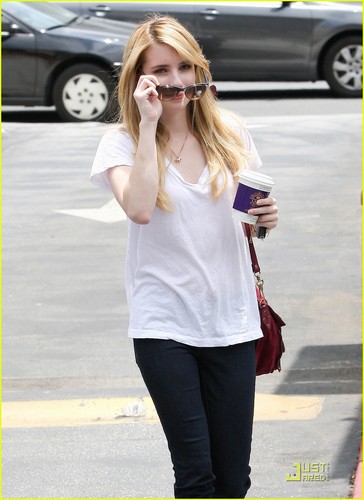  Emma Roberts picks up a cup of coffee from Coffee fagiolo & tè Leaf in Los Angeles
