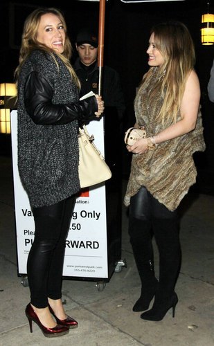  Hilary&Haylie - Attend the premiere of pic, peach plum pir - December 16, 2010