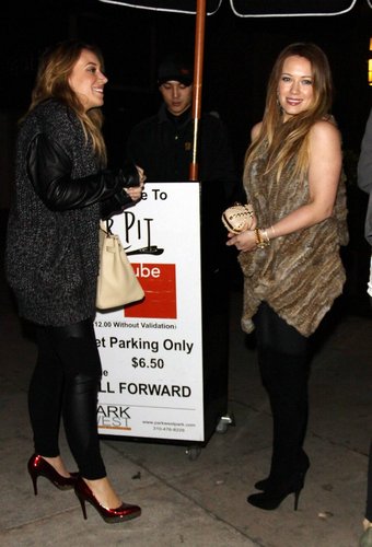 Hilary&Haylie - Attend the premiere of melokoton kaakit-akit peras - December 16, 2010