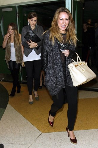 Hilary&Haylie - Attend the premiere of Peach Plum Pear - December 16, 2010