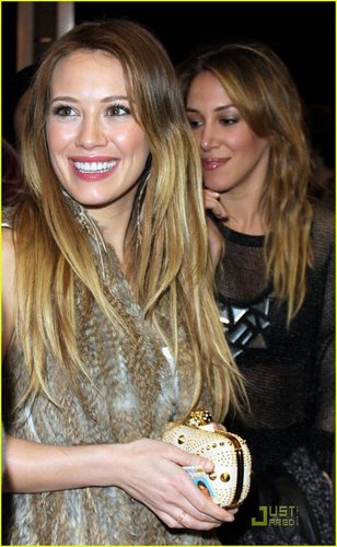  Hilary&Haylie - Attend the premiere of pfirsich pflaume birne - December 16, 2010
