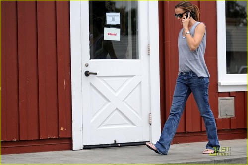  Jennifer Garner: chai Time at the Brentwood Country Mart