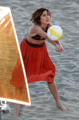  Jessica Stroup films 90210 on Manhattan beach, pwani in L.A, Jul 12