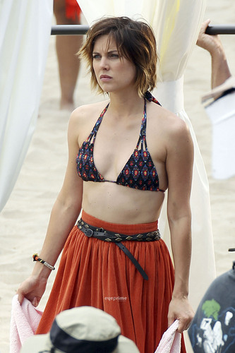  Jessica Stroup films 90210 on Manhattan de praia, praia in L.A, Jul 12