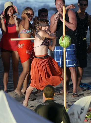  Jessica Stroup films 90210 on Manhattan spiaggia in L.A, Jul 12