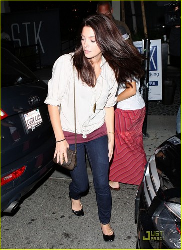  lebih foto-foto of Ashley Greene leaving STK steakhouse in LA(July 14)