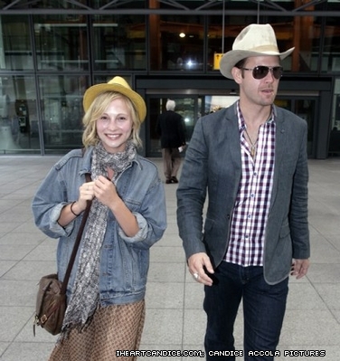  New/old candids of Candice Departing Heathrow airport in Londres with Matt Davis [30/05/11]