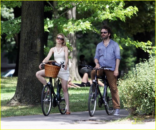 Rachel McAdams: Biking with Michael Sheen!