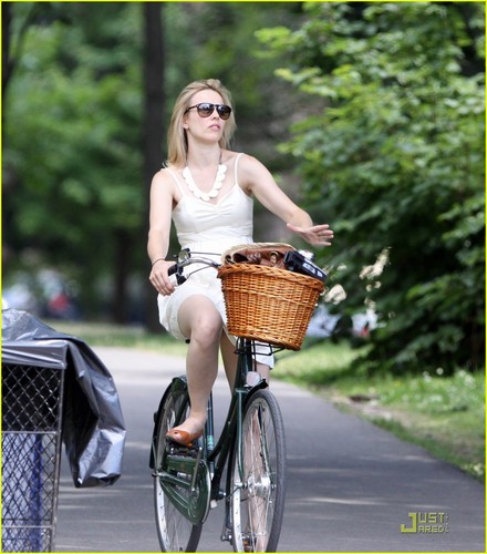  Rachel McAdams: Biking with Michael Sheen!