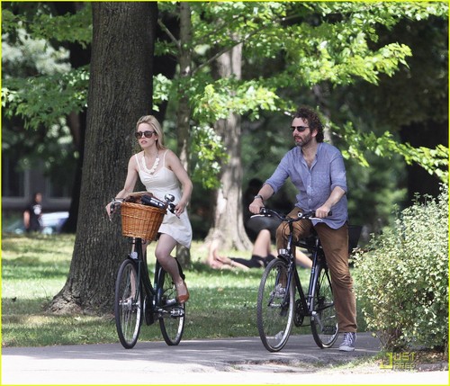  Rachel McAdams: Biking with Michael Sheen!