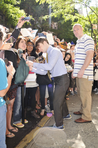  Signing Autographs after the Today hiển thị (07.14.11)