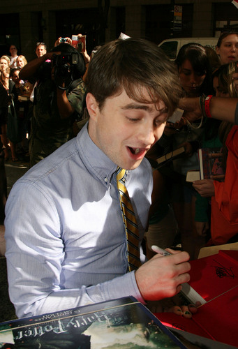 Signing Autographs after the Today montrer (07.14.11)