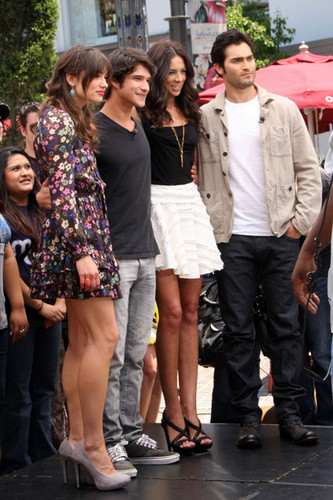  Teen lupo cast at EXTRA at Grove Los Angeles - 02.06.11