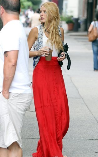  Blake Lively on the set of 'Gossip Girl' in New York City (July 19).