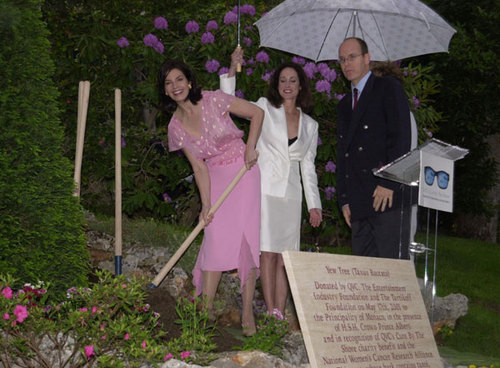  Cannes 2001 - cây Planting for Cure bởi the bờ biển [May 17, 2001]