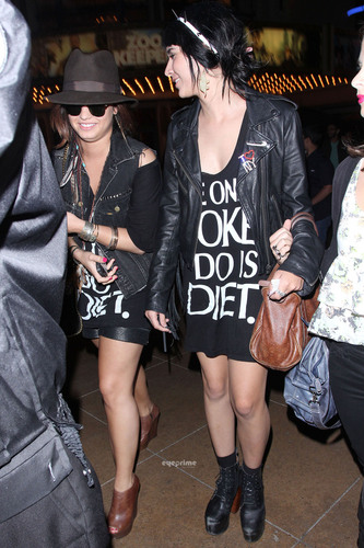  Demi Lovato enjoys a night out with mga kaibigan at the pelikula
