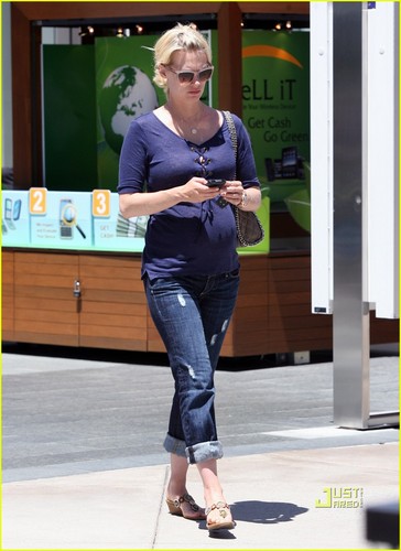  January Jones: Lunch 날짜 with a Friend
