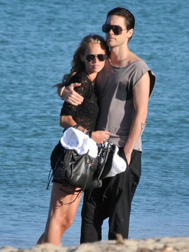  Jared Takes A Stroll At The 바닷가, 비치 In St. Tropez With His Ladyfriend (July 18)