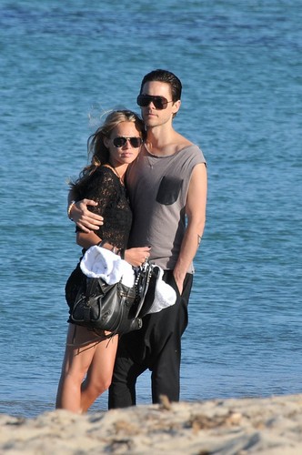  Jared Takes A Stroll At The tabing-dagat In St. Tropez With His Ladyfriend (July 18)