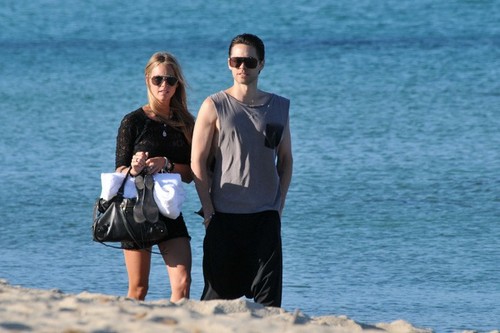  Jared Takes A Stroll At The playa In St. Tropez With His Ladyfriend (July 18)