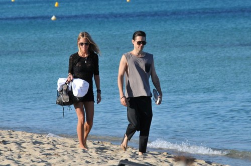  Jared Takes A Stroll At The ساحل سمندر, بیچ In St. Tropez With His Ladyfriend (July 18)