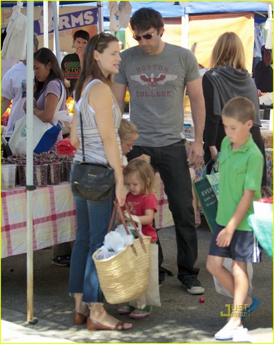  Jennifer Garner & Family: Brentwood Farmers Market!