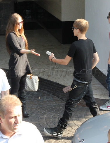  Justin Bieber with Друзья in LA (He's holding Caitlins phone)