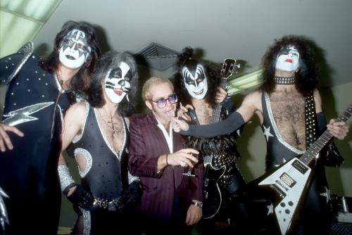 किस with Elton John