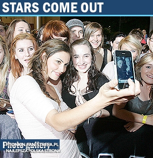  Phoebe Tonkin with fans