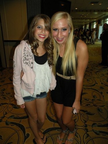  Sarah Smith<3 Jason's beautiful& talented sister<3 &AWESOME dancer<3 upendo her to peices<3