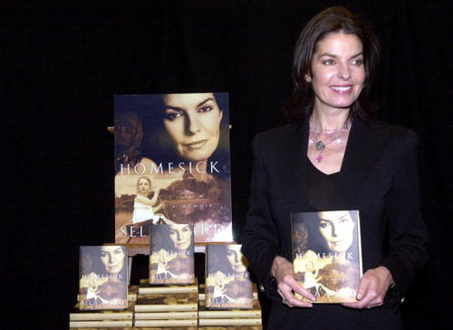  Sela Ward Signs Her New Book 'Homesick' in New York [October 16, 2002]