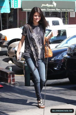  Selena Gomez has lunch at Poquito Mas in Los Angeles