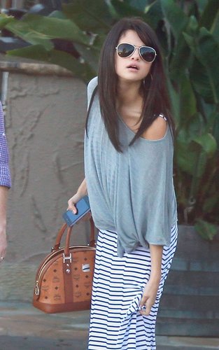  Selena - Having Breakfast In Malibu - July 19, 2011