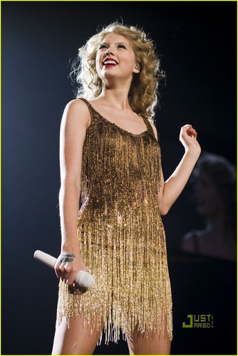  Taylor तत्पर, तेज, स्विफ्ट Rocks Her संगीत कार्यक्रम Balcony - Literally