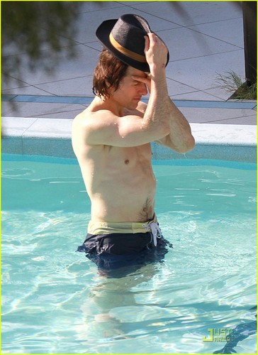  Tom Cruise: Pool día with Suri!