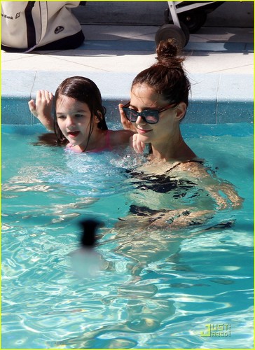 Tom Cruise: Pool Day with Suri!