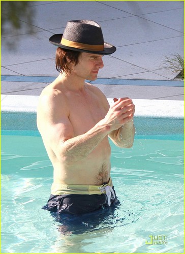  Tom Cruise: Pool araw with Suri!