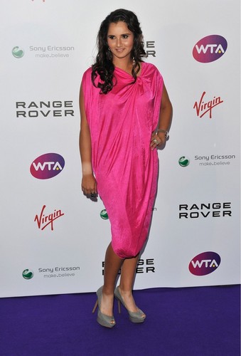  Sania Mirza Makes people Stop & Stare