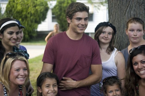  Zac with 팬 on the set of Heartland (July 19)
