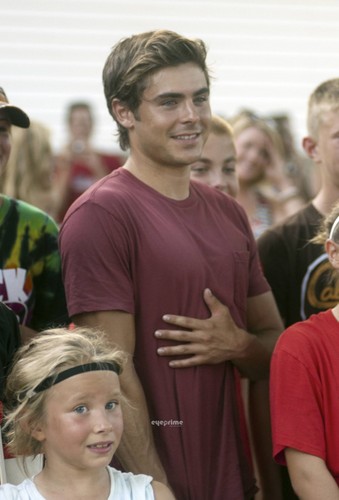  Zac with 팬 on the set of Heartland (July 19)