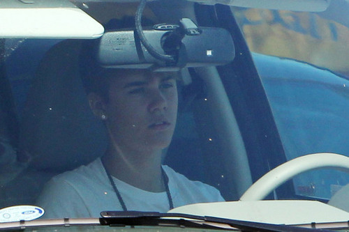  selena gomez and justin bieber are seeing driving around town in los angeles