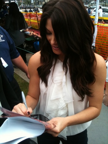  Ashely signing for meer fans