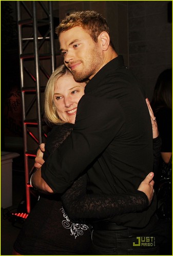  Ashley Greene & Kellan Lutz Party With The Fans!
