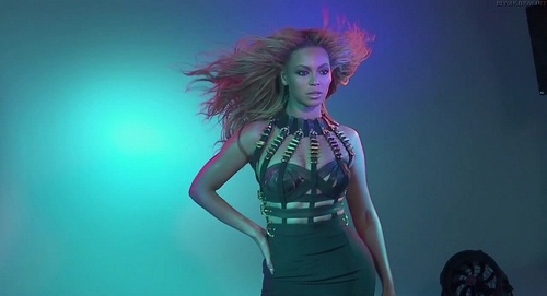  Beyonce - Backstage Photoshoot Complex - July 2011