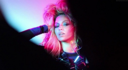  Beyoncé - Backstage Photoshoot Complex - July 2011