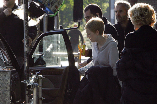  Dakota Fanning reveals a new cropped hairdo as she films scenes for "Now Is Good" in Londres
