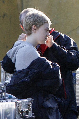  Dakota Fanning reveals a new cropped hairdo as she films scenes for "Now Is Good" in Londra