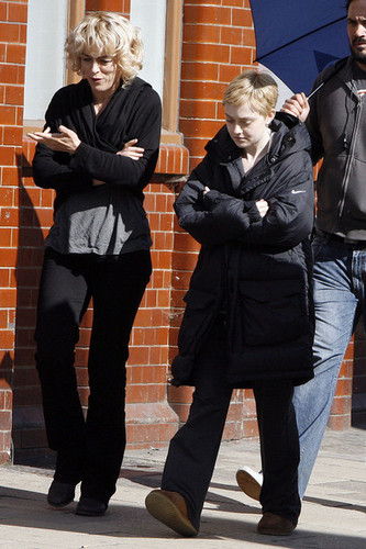  Dakota Fanning reveals a new cropped hairdo as she films scenes for "Now Is Good" in Londres